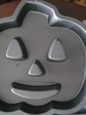 Wilton Gray Pumpkin Jack-O'-Lantern Cake Pan